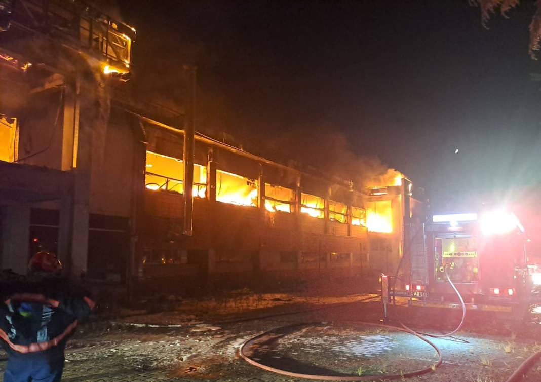 Sakarya’da kozmetik fabrikasında yangın 37